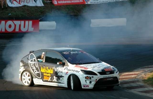 Hátsókerekes Focus és kemény csata Máriapócson