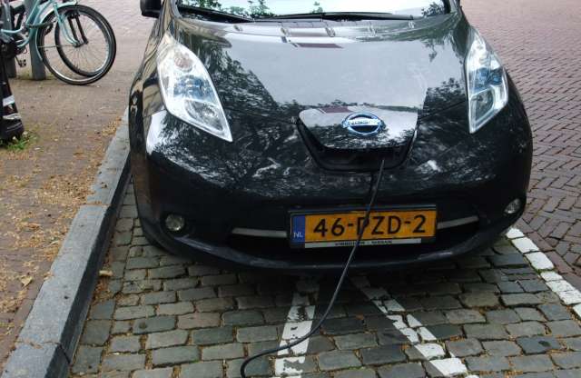 Két órányira és fényévekre vagyunk az elektromos autózástól