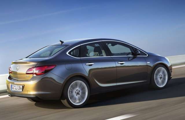 Nagy far, kis fogyasztás: a négyajtós Opel Astra