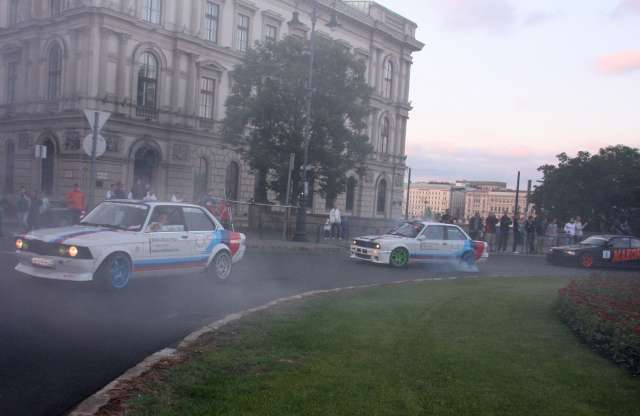 Villámcsődület gumifüstöléssel