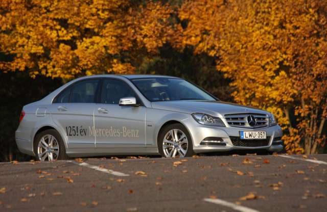 Merci szedán kis benzinmotorral: nem ámítás, spórolás