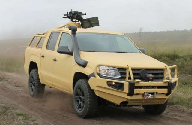 Új extrák a VW pickuphoz: gépágyú, páncélököl