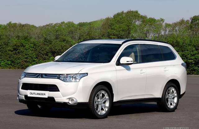 Párizsban debütál a konnektorról tölthető Mitsubishi Outlander