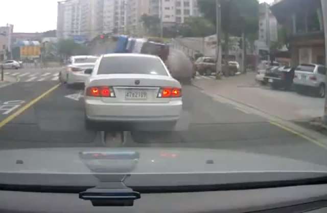 Esélytelenek izgalma: megállíthatatlanul csúszó betonkeverő