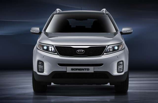 LED-es menetfénnyel és új lökhárítókkal frissül a Kia Sorento