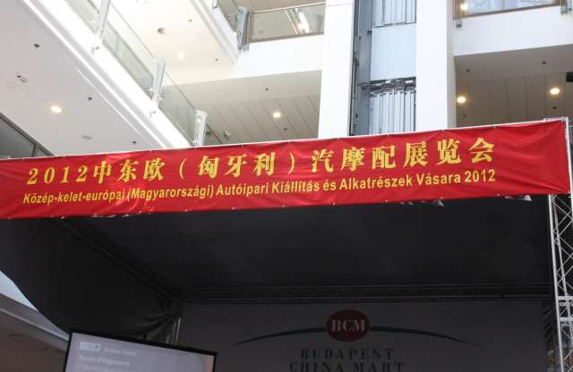 Optikai csalódás - Autóipari Kiállítás Budapest China Mart