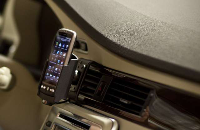 Telefontartó, ami nem teszi tönkre a műszerfalat