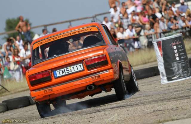 Ladával bármi ellen