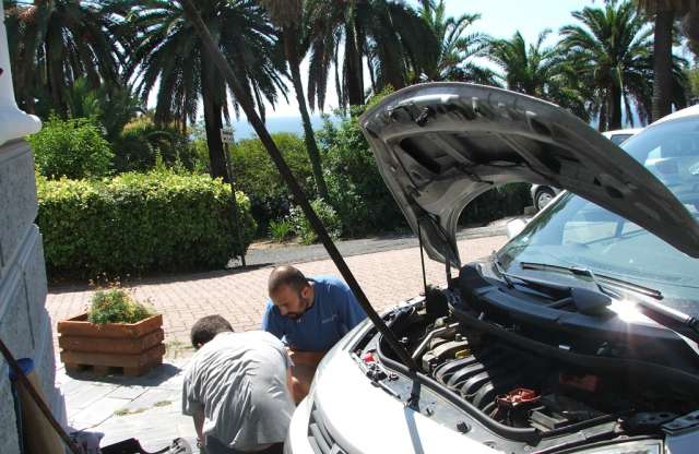 Ferrari-előzés Daciával, generátorcsere vascsővel