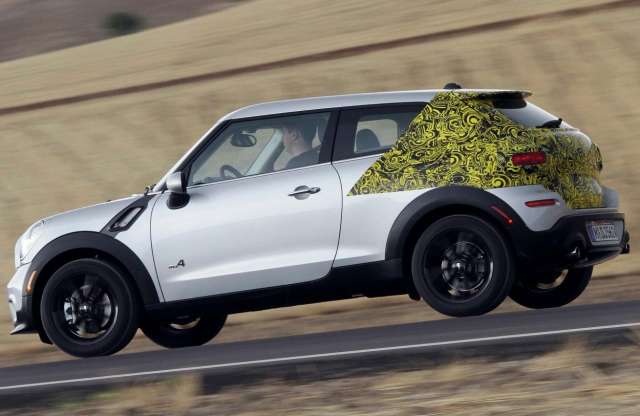 Gyári fotókon a legújabb Mini