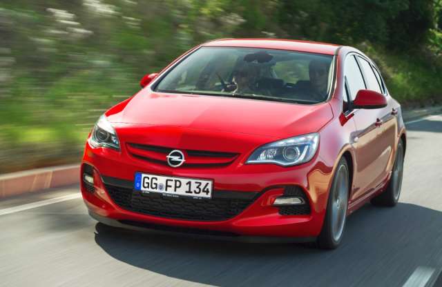 Sorba kötött turbókkal tolja az Astrát az Opel