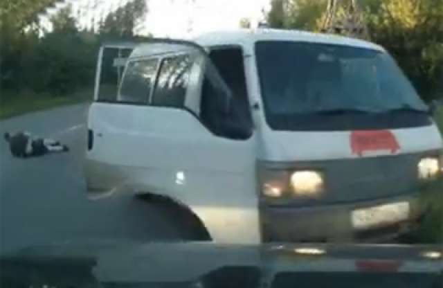 Frontális ütközés előtt az utas ajtaján esett ki a sofőr