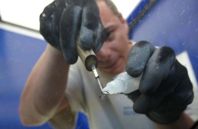 Ki és miért válassza a szélvédőjavítót?