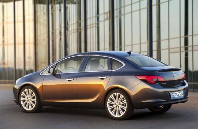 Moszkvában debütál a lépcsős farú Opel Astra