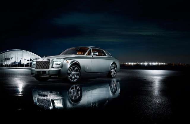 Repülőgéppel oltották be a Rolls-Royce Phantomot