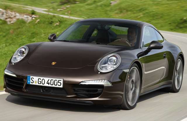 Négy kerékkel kapaszkodik a legújabb Porsche Carrera