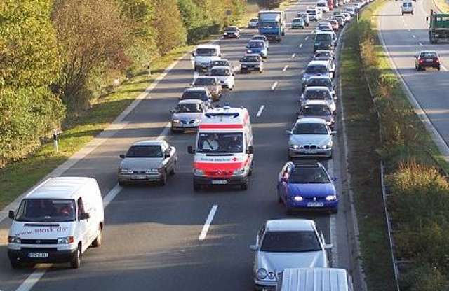 Változik a KRESZ: itthon is lesz mentősáv