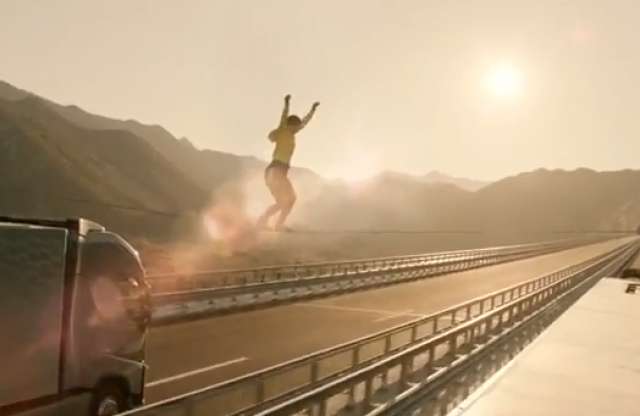 Kétséges kimenetelű kötéltánc kamionok között