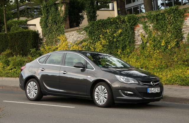 Minden idők legizmosabb és legaszkétább Opel Astráit vezettük