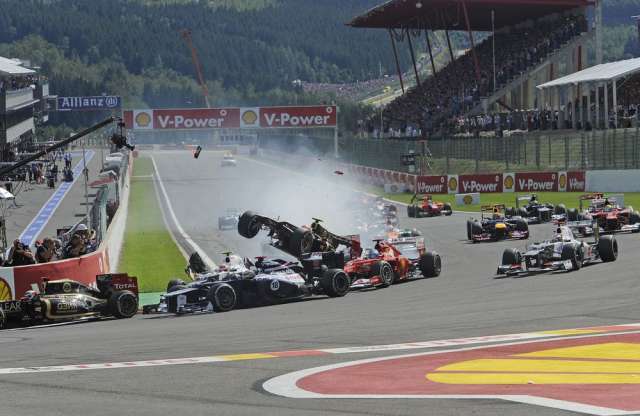 Valami meg kell, hogy védje az F1-pilóták fejét