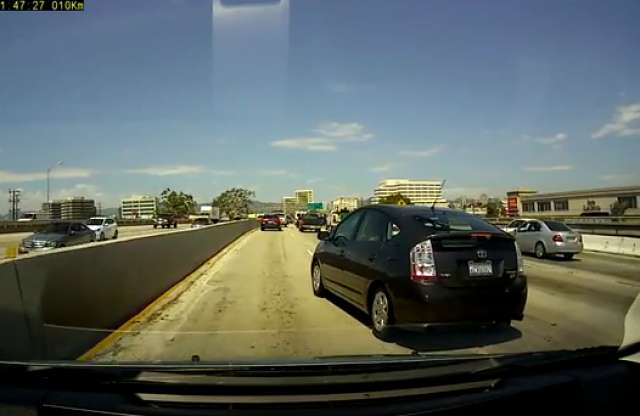 Önkéntes rendőrnek csap fel az idióta Priusos