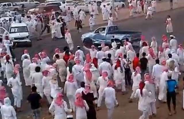 Nézőket gázol az őrült arab. Ők meg élvezik