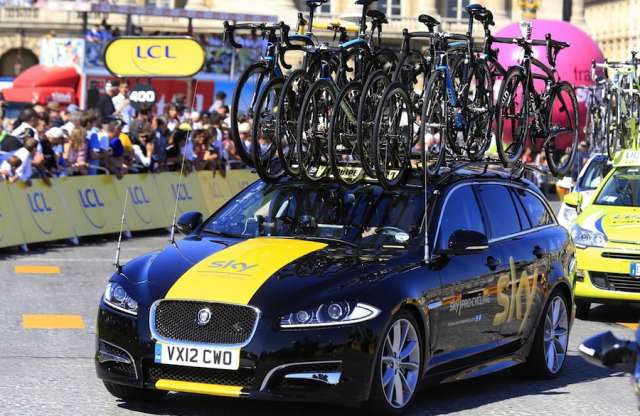 Szupercsapatot kísér a legújabb Jaguar