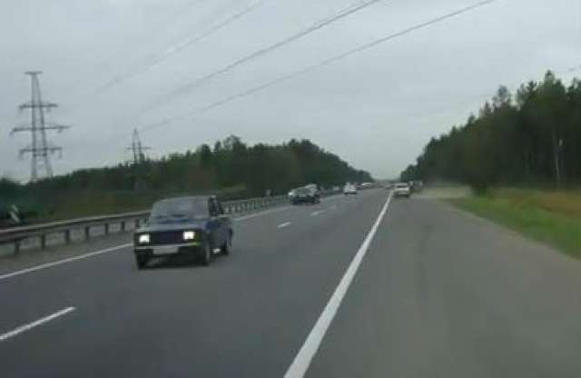 Szemben a forgalommal: óriási szerencsével kerülték el a Ladát