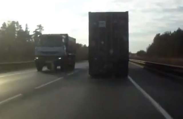 Előre szaltó félcsavarral mentette meg a kamionos életét