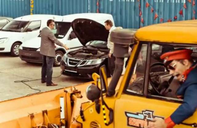 Hótoló nyomja falhoz a csaló neppert