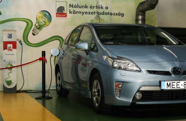 Villanyautó-töltéssel és villanyautóval csábít a Mammut