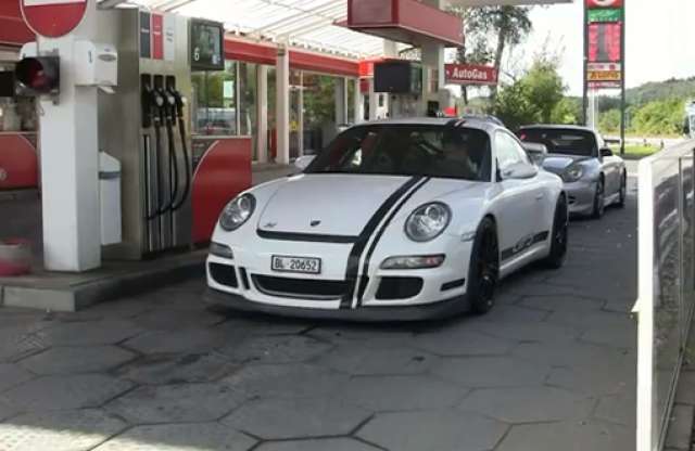 Porsche versenyautóval távozik a szőke