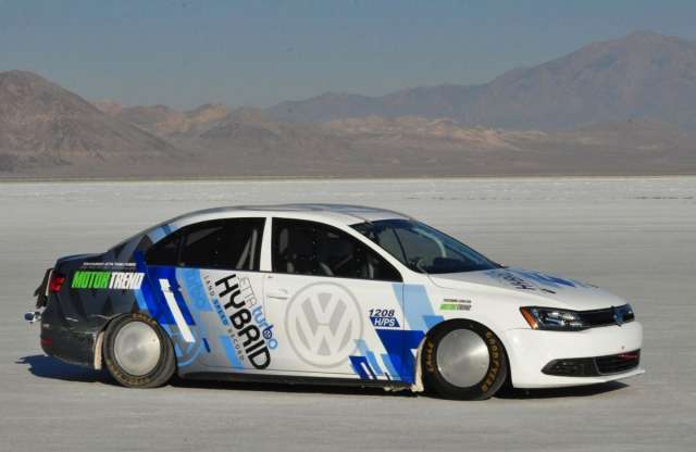 Tófenéken zúzott 300-zal a hibrid Jetta