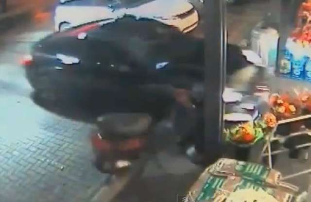 Porschéval hajtott a benzinkút épületébe az ittas labdarúgó