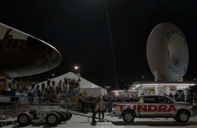 145 tonnás űrrepülőgépet húzott el a Toyota Tundra pickup