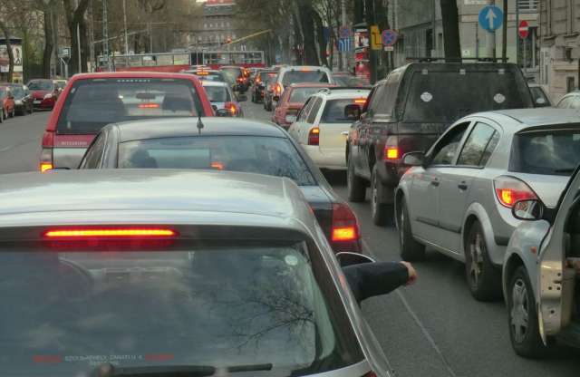 Évente 74 órát tölt dugóban az átlagos pesti ingázó