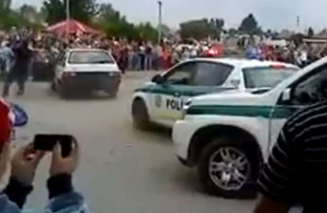 Szlovák zsaruk közönség előtt bontják le a Kia cee’det