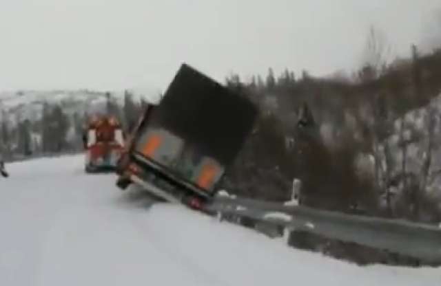 Jéghideg: szakadékba és jeges vízbe zuhant két teherautó