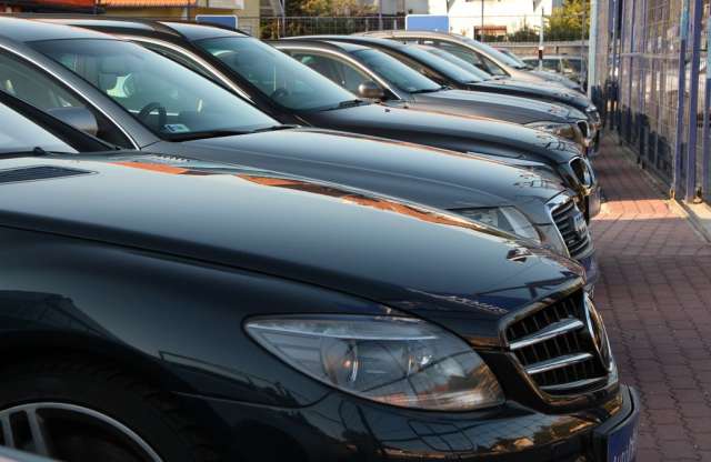 Fekete, dízel, néhány éves német autóról álmodik a magyar