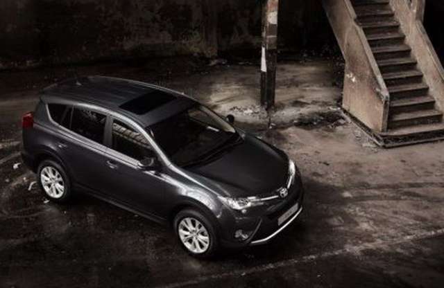 Első képeken az új Toyota RAV4