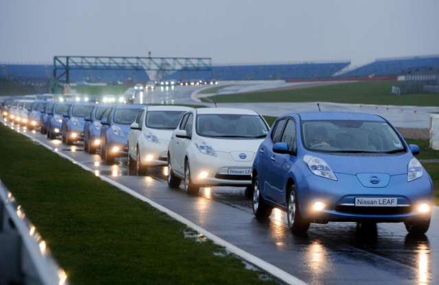 Guinness rekordot döntött villanyautójával a Nissan