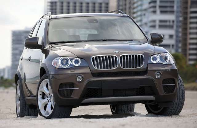 250 ezer X5-öst hív vissza a BMW, a kormányművel lehet gond