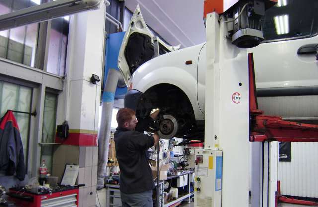 Felelős sofőr márkaszervizben javíttatja autóját