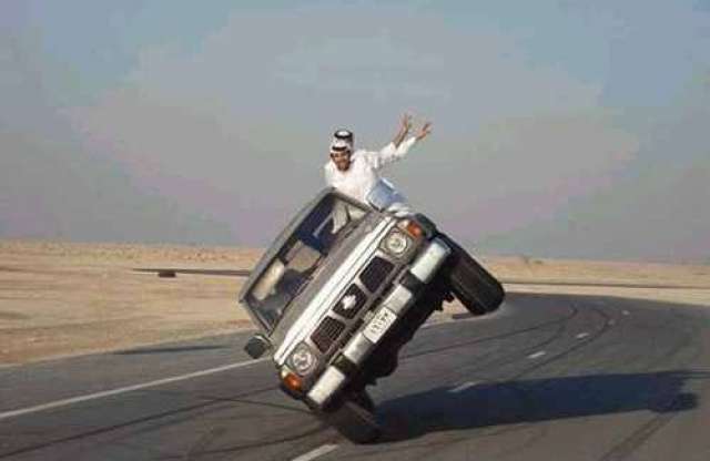 Két kerékre rakta a terepjárót, aztán defektet kapott