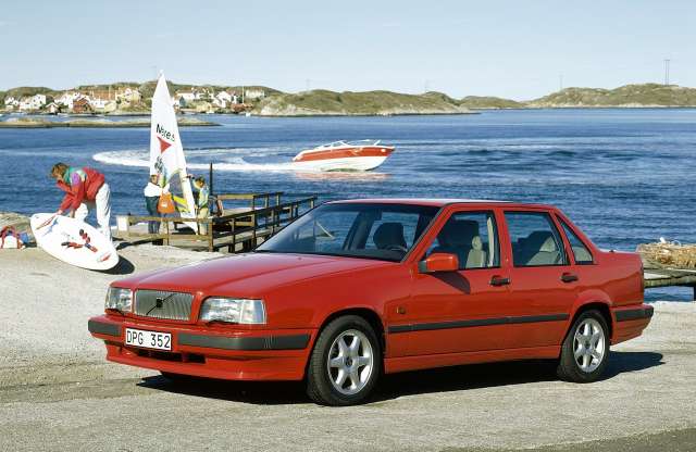 Tömeges karambol egyetlen Volvóval – a 850-es állta a sarat