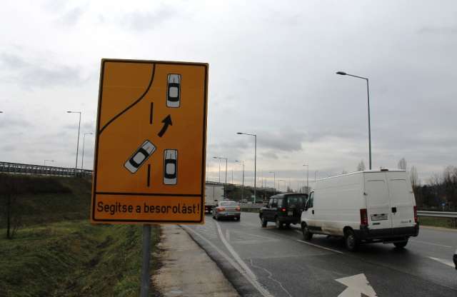 Magától kellene menjen, ám tábla figyelmeztet rá: a cipzár-elv