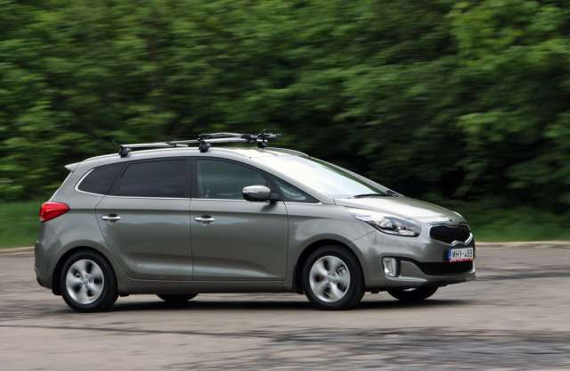 190 ezer forintért leparkol: íme az új Kia Carens