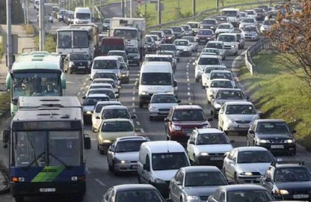 Túl olcsó a benzin? Nyolc km másfél óra alatt