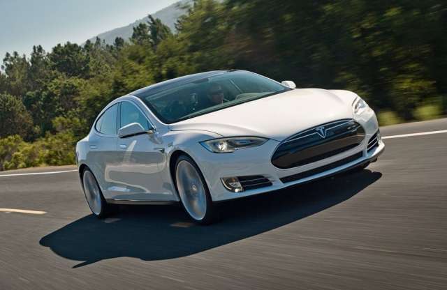 Így gyorsul 200 fölé a Tesla Model S
