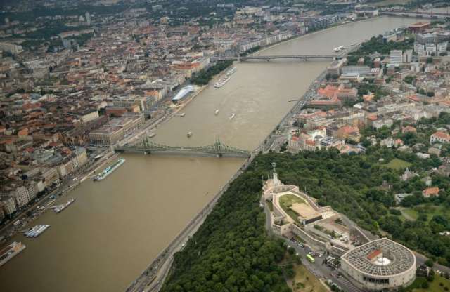 Árvíz: teherautókat és sofőröket vár a katasztrófavédelem